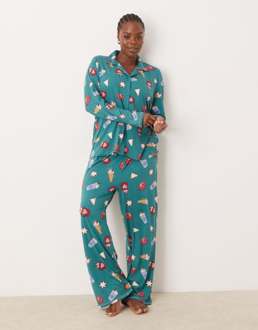 Urban Threads Curve - Jul - Pyjamassæt i polyester med bukser og langærmet top med revers og print af varm kakao