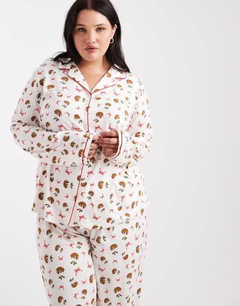 Urban Threads - Curve - Kerstmis - Pyjamaset met overhemd met lange mouwen en reverskraag en broek met kerstpuddingprint - view 1
