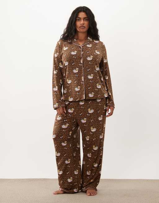 Urban Threads Curve long sleeve button up shirt and pants pajama set in leopard teddy bath print, 2 of 4