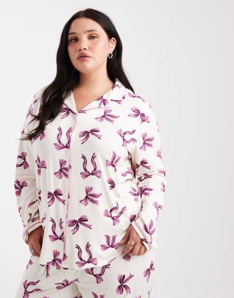 Urban Threads Curve long sleeve revere shirt and pants pyjama set in bow print - view 1