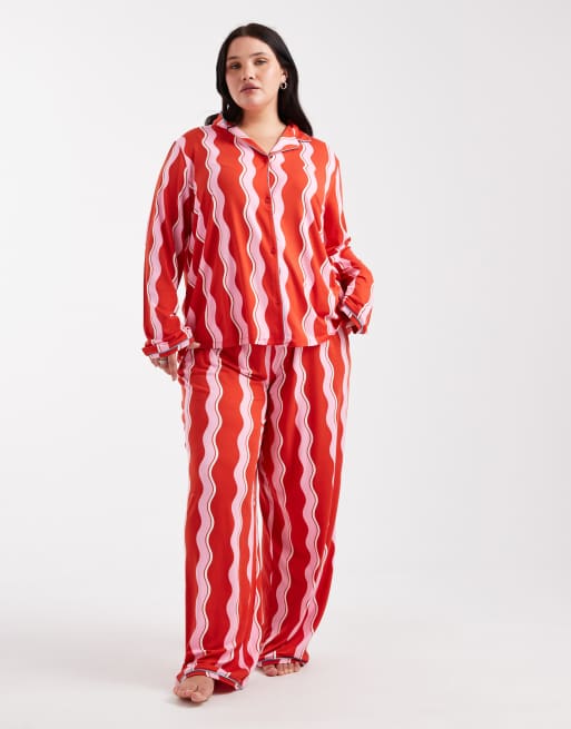 Urban Threads Curve long sleeve revere shirt and pants pyjama set in wavy red stripe, 3 of 4