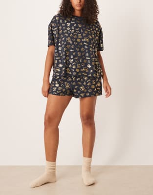 Urban Threads Curve - Oversize-Pyjama aus Polyester mit T-Shirt und Shorts und weihnachtlichem Foliendruck-Bunt