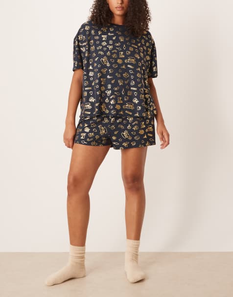 Urban Threads Curve – Oversize-Pyjama aus Polyester mit T-Shirt und Shorts und weihnachtlichem Foliendruck - view 1