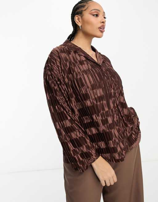 Urban Threads Curve – Plissierte Oversize-Hemdbluse aus Satin in Schokobraun, Kombiteil