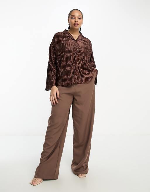 Urban Threads Curve – Plissierte Oversize-Hemdbluse aus Satin in Schokobraun, Kombiteil, 2 von 4