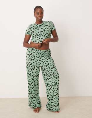 Urban Threads Curve poly t-shirt and trouser pyjama set in retro floral print-Multi φωτογραφία