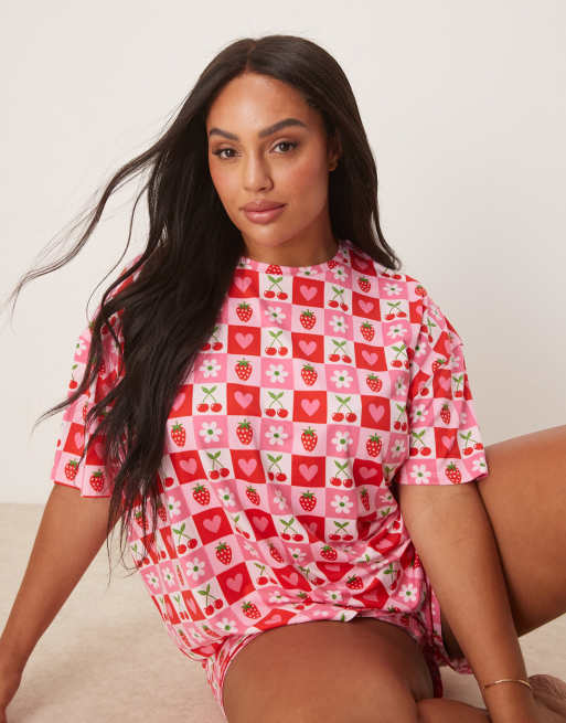 Urban Threads Curve - Pyjama avec short et top oversize à imprimé fraises et cerises, 3 de 4
