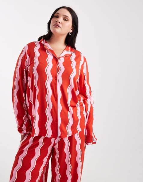 Urban Threads Curve – Pyjama in Rot mit welligem Streifenmuster, aus langärmligem Hemd mit Reverskragen und Hose - view 1