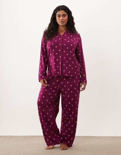 Urban Threads Curve pyjamaset met lange mouwen, knoopsluiting, overhemd en broek met strikprint in bordeauxrood - view 1