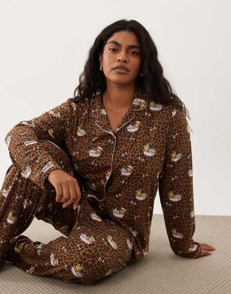 Urban Threads Curve pyjamaset met overhemd met lange mouwen en broek in luipaard teddy badprint - view 1