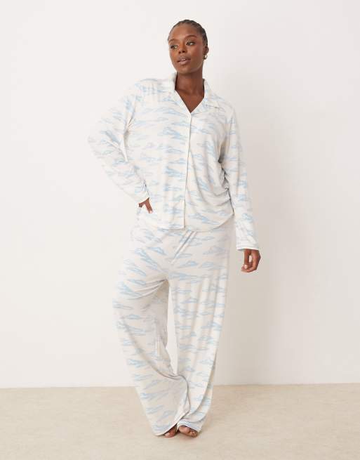 Urban Threads - Curve - Pyjamaset van satijn van top met lange mouwen en reverskraag en broek in wolkenprint