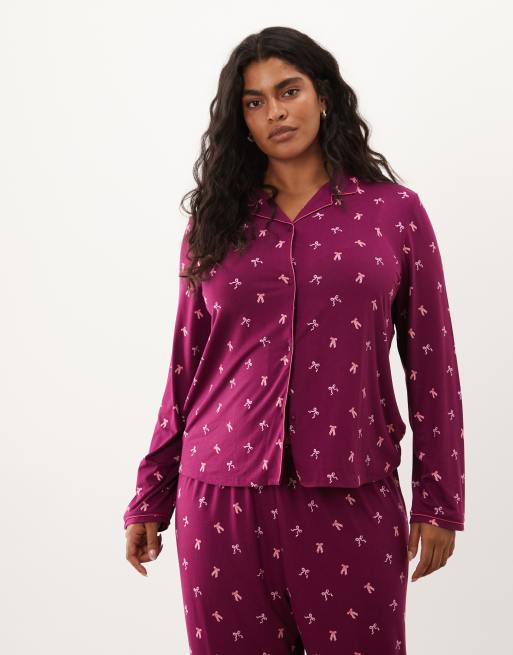 Urban Threads Curve pyjamassæt med langærmet skjorte med knapper og bukser i bordeaux med sløjfeprint, 2 af 4