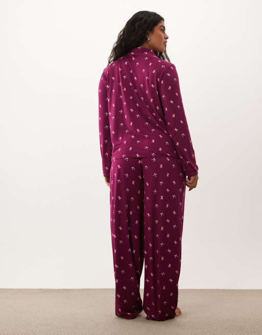 Urban Threads Curve pyjamassæt med langærmet skjorte med knapper og bukser i bordeaux med sløjfeprint, 4 af 4
