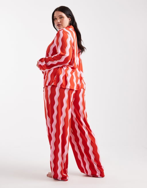 Urban Threads Curve - Rødt pyjamassæt med langærmet skjorte med reverskrave og bukser med bølgestriber, 4 af 4