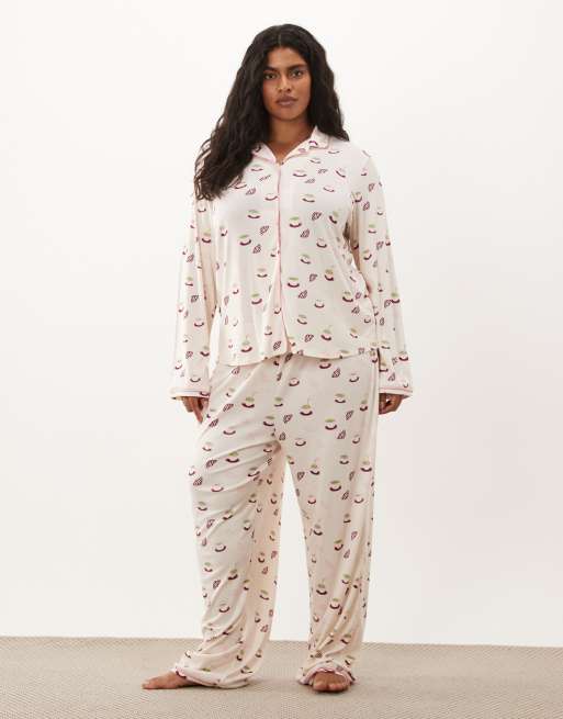 Urban Threads Curve ribbad pyjamasset med skjorta med knappar och byxor i croissant matcha-tryck, 2 av 4