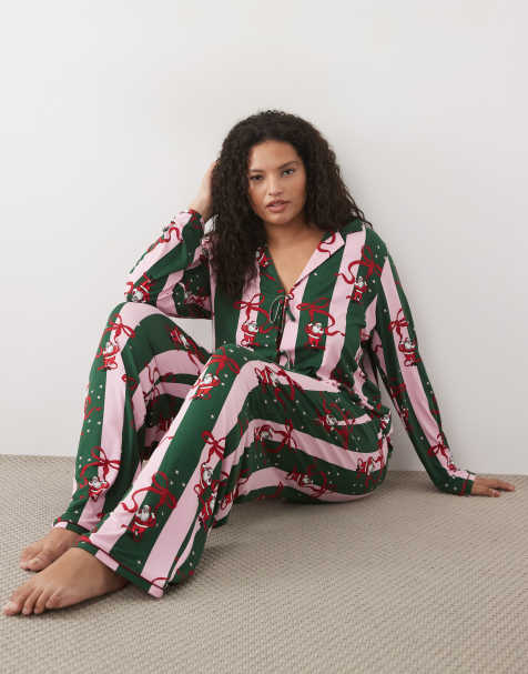 Urban Threads Curve set pigiama natalizio con camicia a maniche lunghe con annodatura davanti e pantaloni, a righe verdi con stampa Babbo Natale - view 1