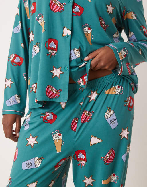 Urban Threads Curve – Weihnachten – Polyester-Pyjama mit Heißer-Kakao Muster aus langärmligem Hemd mit Reverskragen und Hose, 2 von 4
