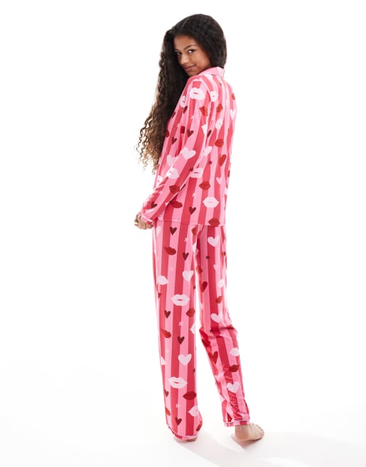 Urban Threads - Ensemble à imprimé cœurs avec pantalon et chemise à manches longues et revers - Rose, 4 de 4