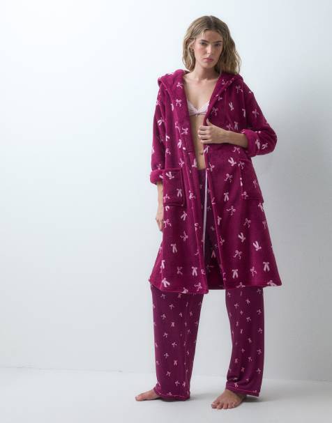 Urban Threads - Ensemble avec pyjama et peignoir à capuche en polaire - Bordeaux à imprimé nœuds - view 1
