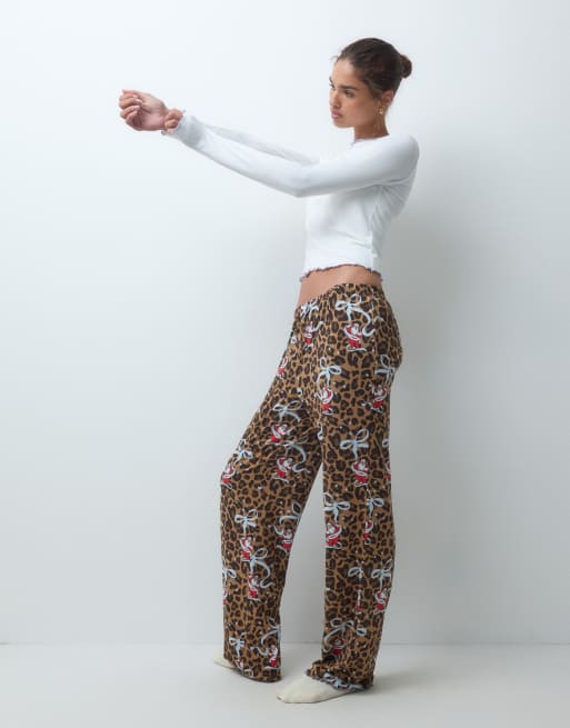 Urban Threads ensemble de pyjama de Noël ras de cou à manches longues, imprimé léopard Père Noël, 2 de 4