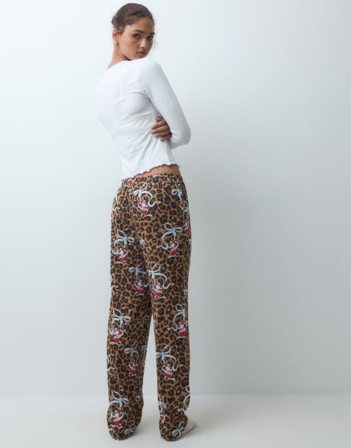 Urban Threads ensemble de pyjama de Noël ras de cou à manches longues, imprimé léopard Père Noël, 3 de 4