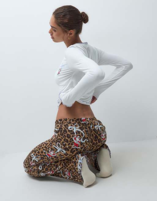 Urban Threads ensemble de pyjama de Noël ras de cou à manches longues, imprimé léopard Père Noël, 4 de 4