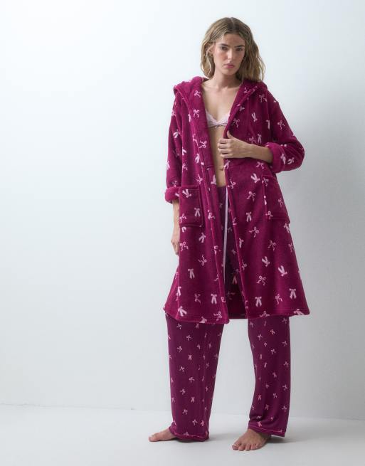 Urban Threads fleece badekåbe med hætte og sløjfeprint i burgundy, 2 af 4
