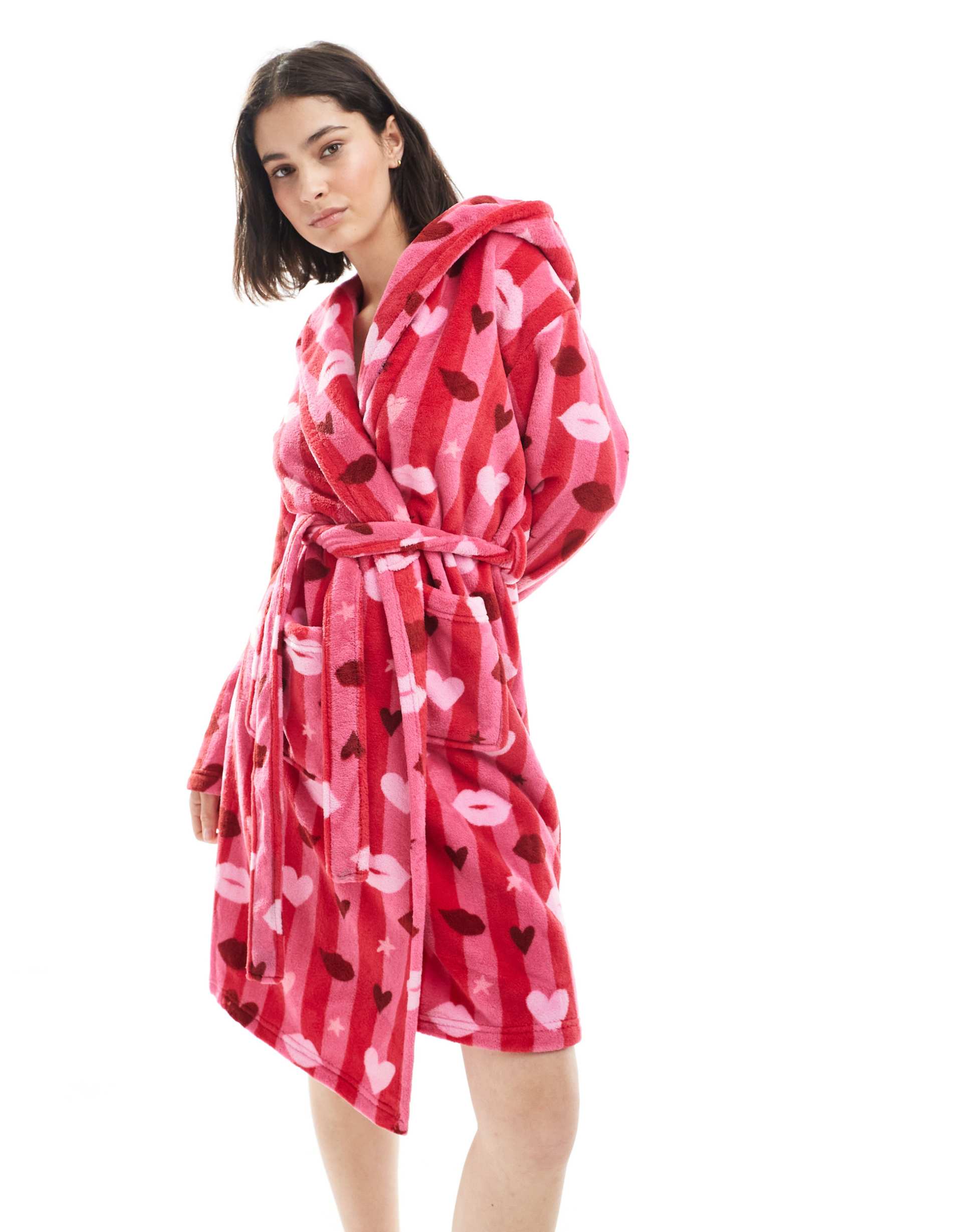 urban threads fleece robe in pink heart print