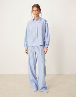 Urban Threads - Gestreifter Oversize-Pyjama in Blau aus langärmligem Hemd mit Reverskragen und Hose