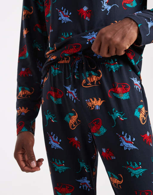Urban Threads – Jul – Marinblå, dinosauriemönstrad pyjamas med byxor och långärmad topp med rund halsringning, 4 av 4