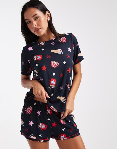 Urban Threads - Jul - Marineblåt pyjamassæt med shorts og kortærmet skjorte med varm kakao-print - view 1