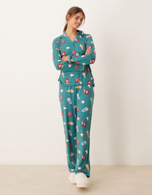 Urban Threads – Jul- och chokladmönstrad pyjamas i polymaterial med långärmad topp med platt krage och byxor