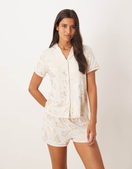Urban Threads – Jul – Pyjamas i polyester med kortärmad skjorta med resortkrage och shorts med folierat julgransmönster