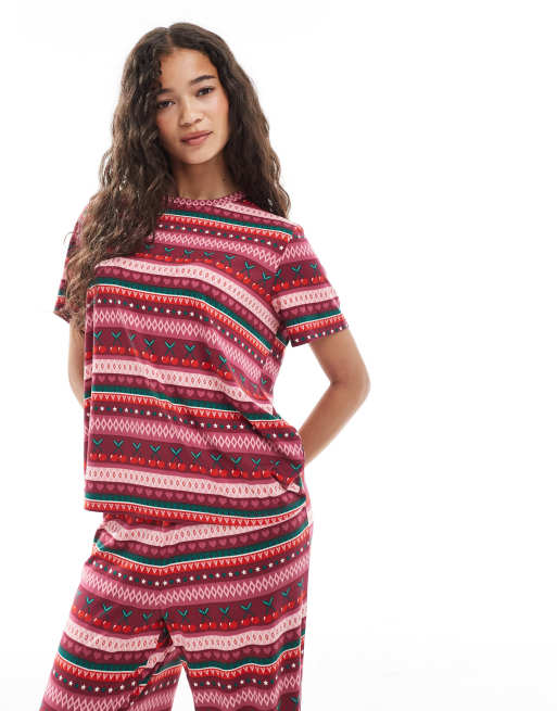 Urban Threads – Jul – Röd och fairislemönstrad pyjamas med kortärmad topp och byxor, 2 av 4
