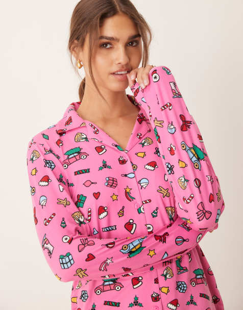 Urban Threads - Kerstmis - Pyjamaset van top met lange mouwen en reverskraag en broek van polyester met feestelijke print - view 1