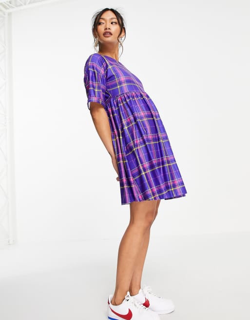 Urban Threads - Kort smockkjole i ternet lilla med print