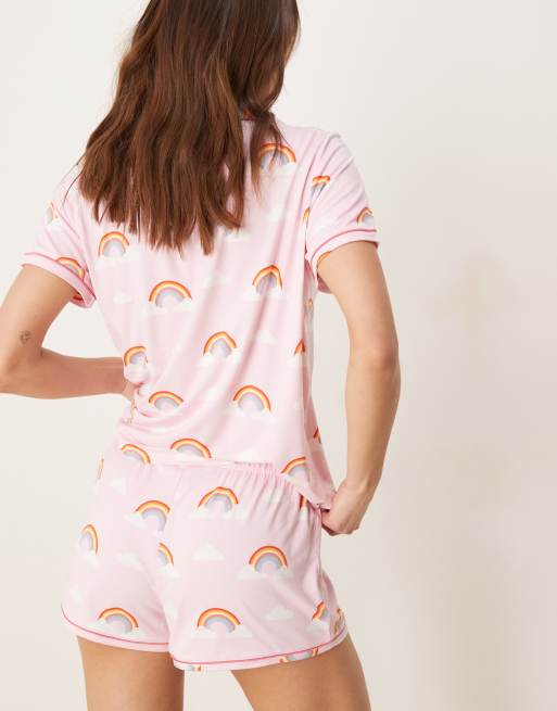 Urban Threads - Kortærmet pyjamassæt med skjorte med reverskrave og shorts samt regnbueprint, 4 af 4
