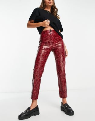 Urban Threads - Kunstleder-Hose in Rot mit Leopardenmuster und geradem Schnitt