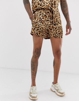 Urban Threads – Leopardmönstrade shorts i satin-Guld