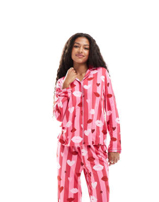 long sleeve camp collar shirt and pants set in pink heart print