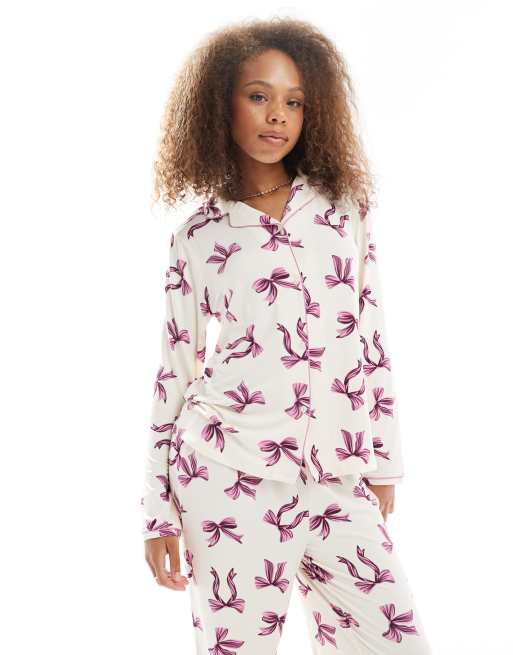 Urban Threads long sleeve pyjama revere shirt and pants set in bow print, 3 of 4