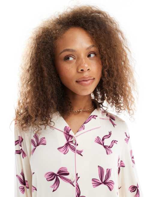 Urban Threads long sleeve revere and trouser pyjama set in bow print, 2 of 4