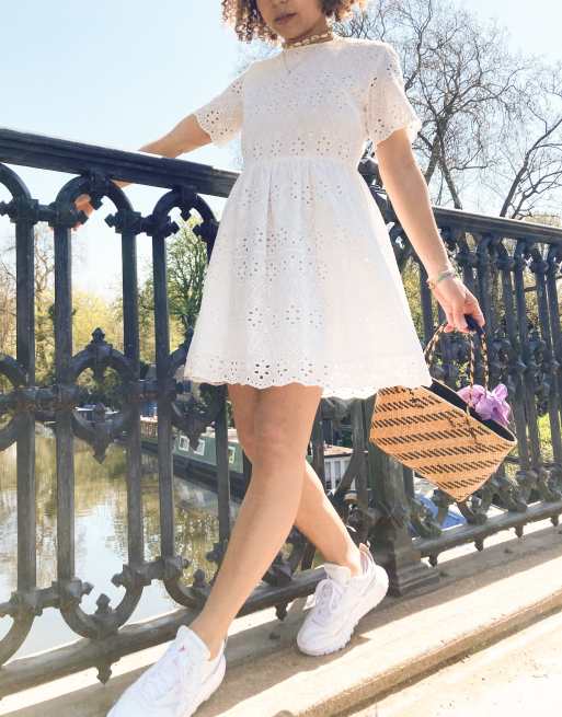 Urban Threads – Minikleid mit Lochstickerei in Weiß