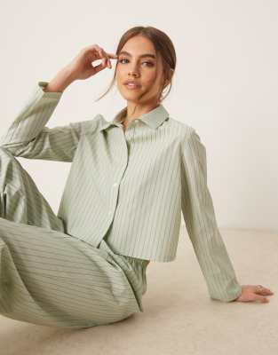 Thumbnail - Urban Threads - Oversize-Pyjama-Set in gestreiftem Grün aus langärmligem Hemd mit Reverskragen und Hose