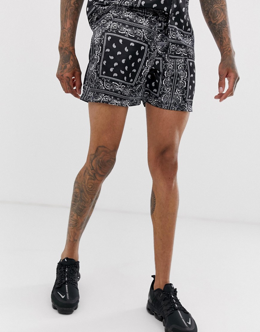 Urban Threads – Paisleymönstrade shorts i satin-Svart