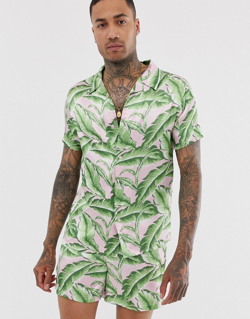 Urban Threads – Palmmönstrad skjorta i satin med platt krage-Rosa