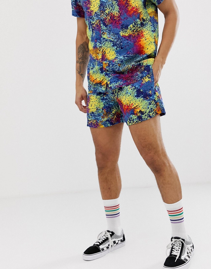 Urban Threads - Pantaloncini con stampa arcobaleno-Multicolore