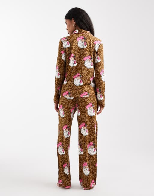 Urban Threads Petite - Christmas Santa - Brunt pyjamassæt med leopardprint, 2 af 4