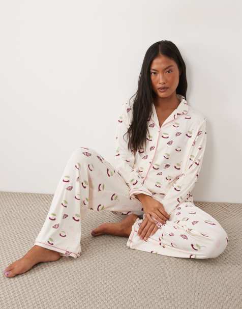 Urban Threads Petite - Conjunto de pijama de camisa abotonada de manga larga y pantalón de canalé con estampado de croissant y matcha - view 1