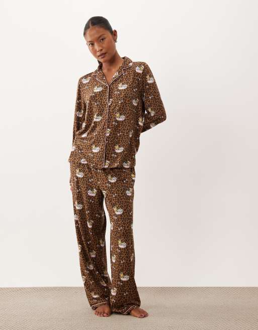 Urban Threads Petite conjunto de pijama de camisa abotonada y pantalón de manga larga con estampado leopard teddy in bath, 2 de 4